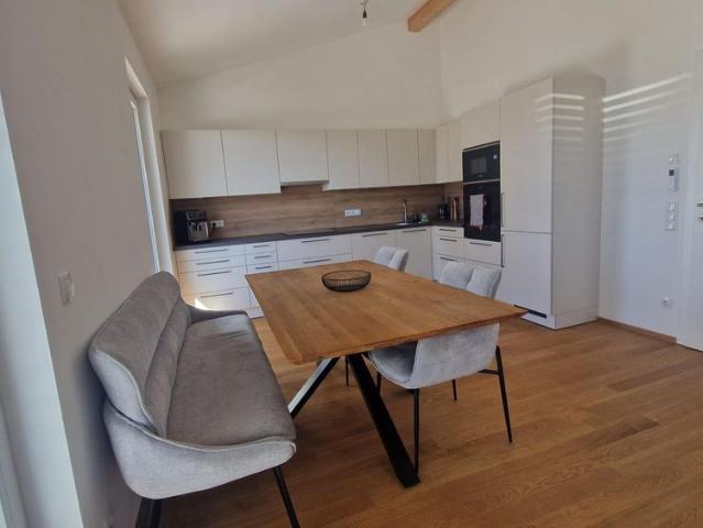 Sonnige, neue 3 Zi DG Wohnung mit Terrasse und TG Platz