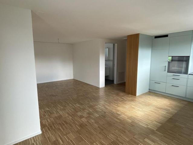Sonnige neuwertige 2.5 Zimmer Wohnung mit Balkon