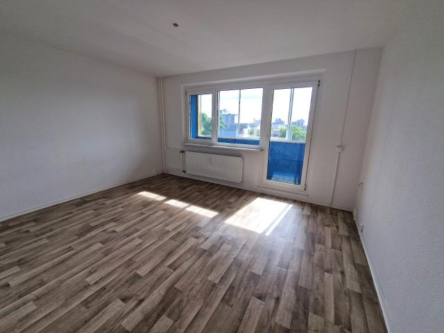Sonnige Aussichten inklusive – Renovierte Wohnung mit verglastem Balkon