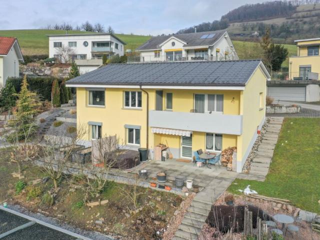 Sonnige Aussichtslage Familienhaus mit grossem Parkplatzangebot