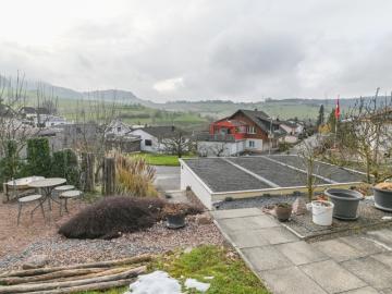 Sonnige Aussichtslage Familienhaus mit grossem Parkplatzangebot