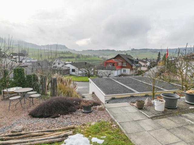 Sonnige Aussichtslage Familienhaus mit grossem Parkplatzangebot