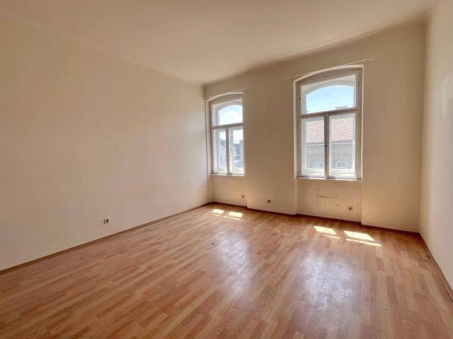 Sonnige Altbau Garconniere mit tollem Ausblick