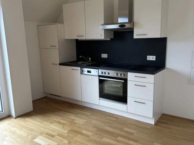 Sonnige, barrierefreie Wohnung mit Balkon, inklusive Stellplatz in der Garage, inkl. Küche Nähe Bhf. Brunn am Gebirge
