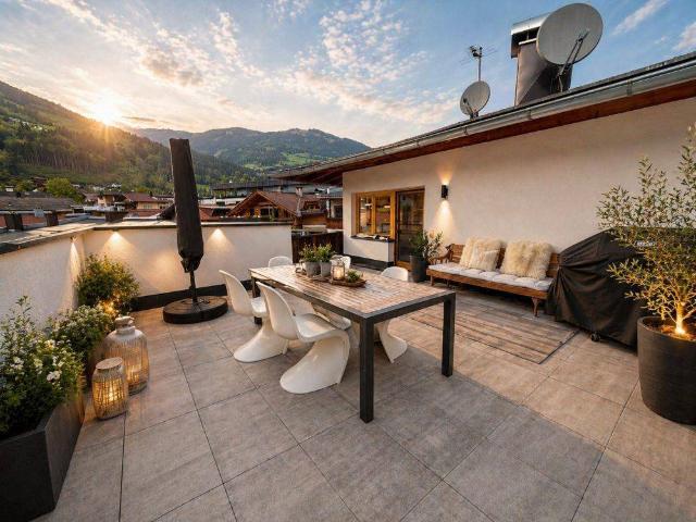 Sonnige Dachterrasse trifft modernes Wohngefühl