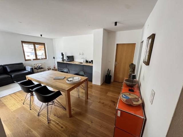Sonnige Dachterrasse trifft modernes Wohngefühl