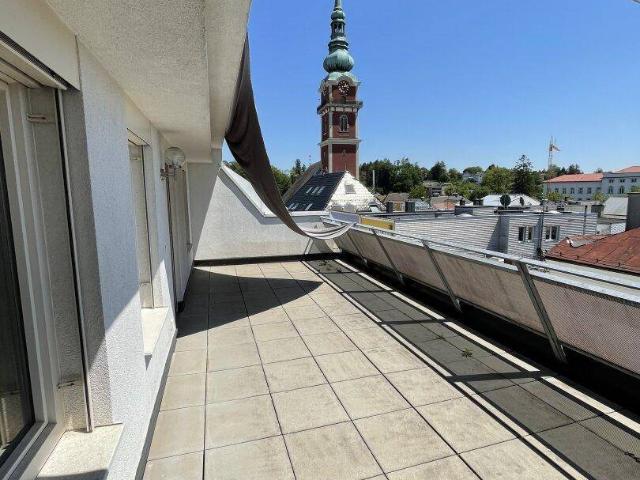 Sonnige Dachterrassenwohnung: Zentral gelegene 2 Zimmer Mietwohnung mit möblierter Küche in Ried