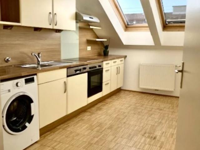 Sonnige Dachgeschosswohnung in sehr guter Lage: 2 Zimmer dabei ein großes Wohnzimmer mit vielen Fenstern + Küche, Nähe U1 Keplerplatz und Waldmüllerpark!