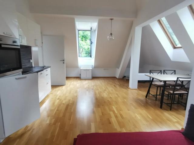 sonnige dachgeschoßwohnung mit eigenem parkplatz in ruhelage mitten im grünen!