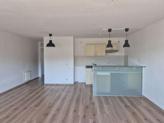 Sonnige DG Wohnung sofort beziehbar.