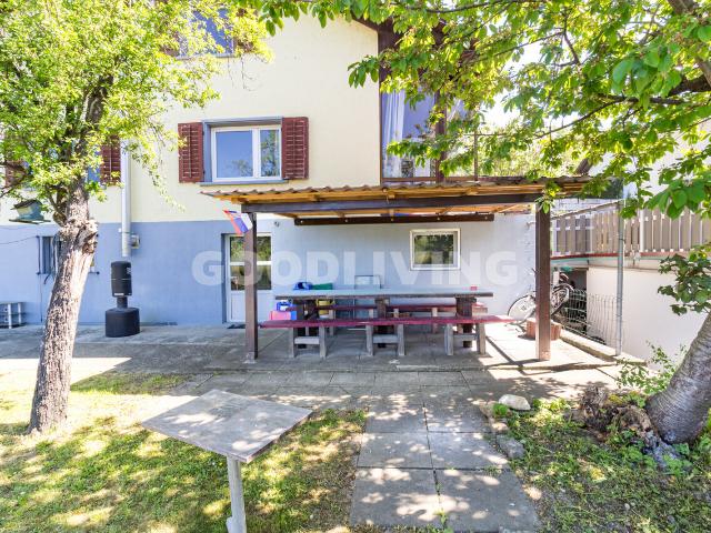 Sonnige Gartenidylle mit Blick ins Grüne