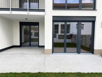 Helle Gartenwohnung inkl. Einbauküche, Loggia und Terrasse Top B02