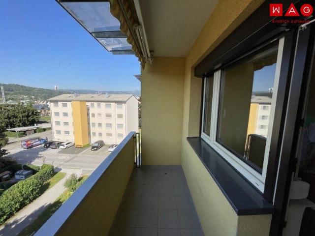 Sonnige, geräumige 2 Zimmer Wohnung mit großer Dusche, Loggia und Aufzug