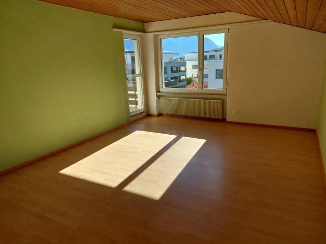 Sonnige, grosszügige Wohnung mit Südbalkon