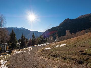 Sonnige Grundstücke für neu zu bauendes Chalet