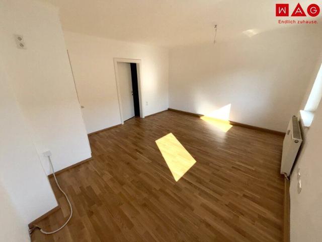 Sonnige Grünlage & Entspannung pur: sanierte Singlewohnung im letzten Stock eines kleinen Mehrparteienhauses mit hellem Wohnbereich und separatem Schlafzimmer!