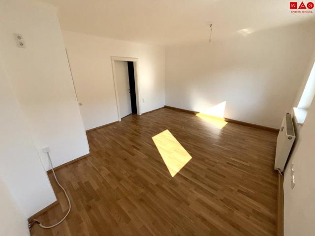 sonnige grünlage & entspannung pur: sanierte singlewohnung im letzten stock eines kleinen mehrparteienhauses mit hellem wohnbereich und separatem schlafzimmer!