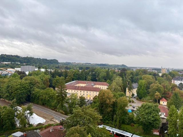 Sonnige, komplett sanierte Wohnung im 11. Stock – Traunsteinblick, 2 Balkone, Stellplatz!