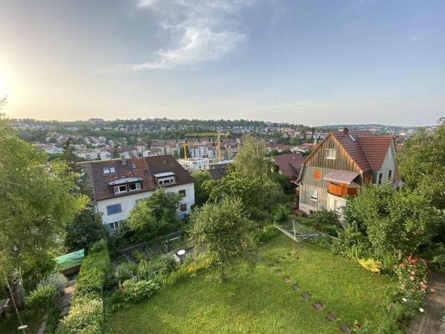 Sonnige Panorama Wohnung in Stuttgart West – Halbhöhenlage, zwei Balkone & viel Grün