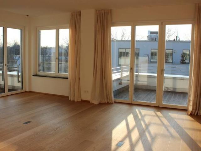 Sonnige Penthouse Wohnung mit schönem Blick in Schwabing West Auch für WG