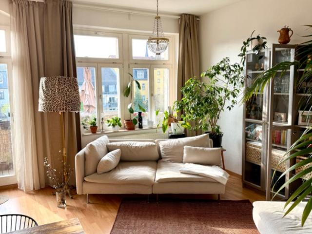 Sonnige stilvolle Wohnung mit Balkon mitten im Szeneviertel