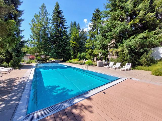 Sonnige Terrasse und exklusiver Zugang zu Pool und Sportanlagen