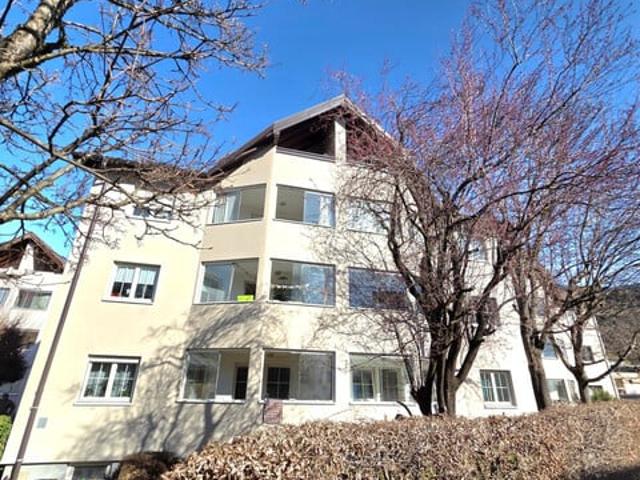 Sonnige und geräumige 3,5 Zimmer Wohnung mit Parkplatz
