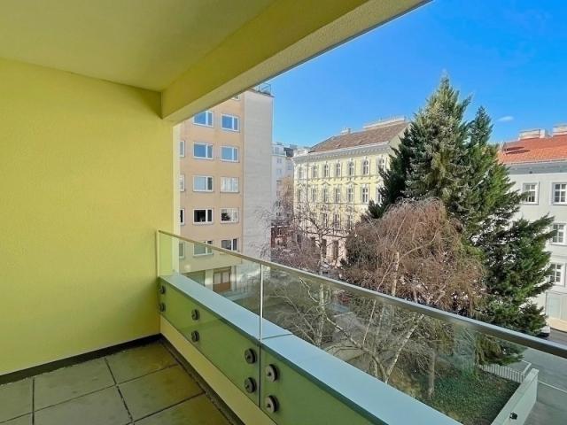 sonnige und helle 2 Zimmer Wohnung mit Loggia!