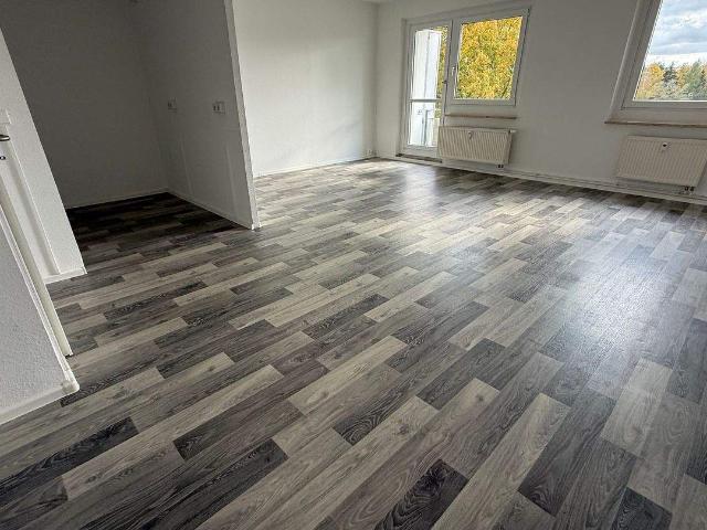 Sonnige Whg. im 3.OG / modernes Bad mit Dusche / EBK mÃ¶gl. ! / groÃer Balkon u.v.m