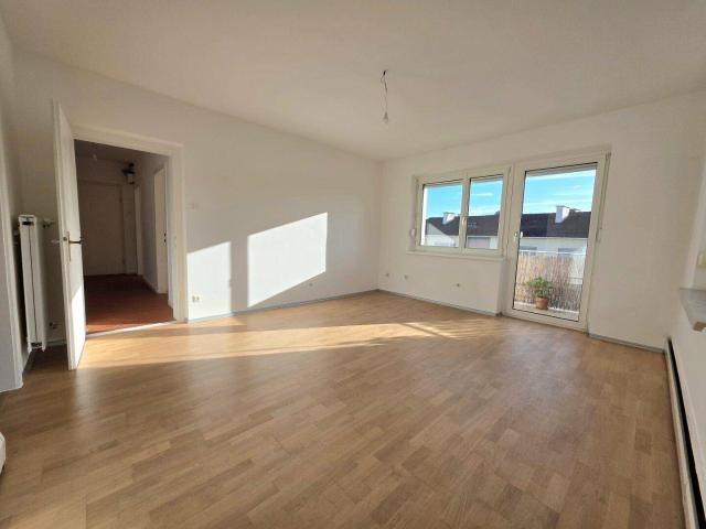 Sonnige Wohnung mit guter Infrastruktur!