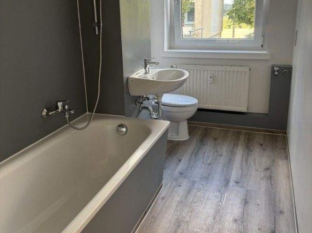 Sonnige Wohnung mit groÃem Balkon in lÃ¤ndlicher Umgebung! Modern renoviert!