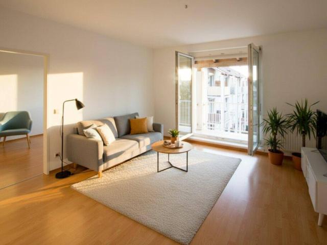 Sonnige Wohnung mit schöner Raumaufteilung, Balkon, 2 Parkplätze