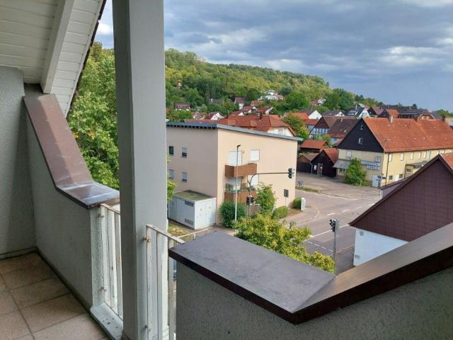 Sonnige 1,5 Zi. DG Wohnung mit überdachter Loggia!