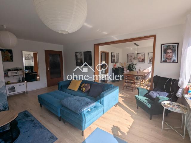 Sonnige 1.Stock Wohnung mit großzügigem Wohn Essbereich und 2 Balkonen