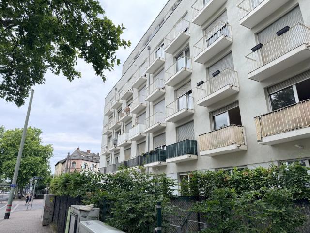 Sonnige 2 Zi. Wohnung ganz oben! Mit 3 Balkonen und moderner Einbauküche
