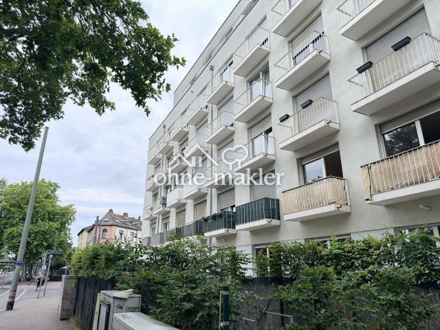 Sonnige 2 Zi. Wohnung ganz oben! Mit 3 Balkonen und moderner Einbauküche