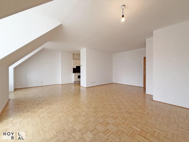 Sonnige 2 Zimmer Dachgeschoss Wohnung mit großzügigem Wohnbereich