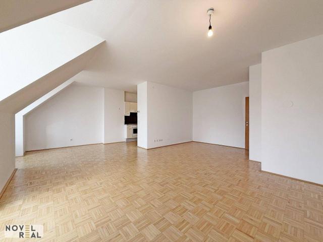 Sonnige 2 Zimmer Dachgeschoss Wohnung mit großzügigem Wohnbereich