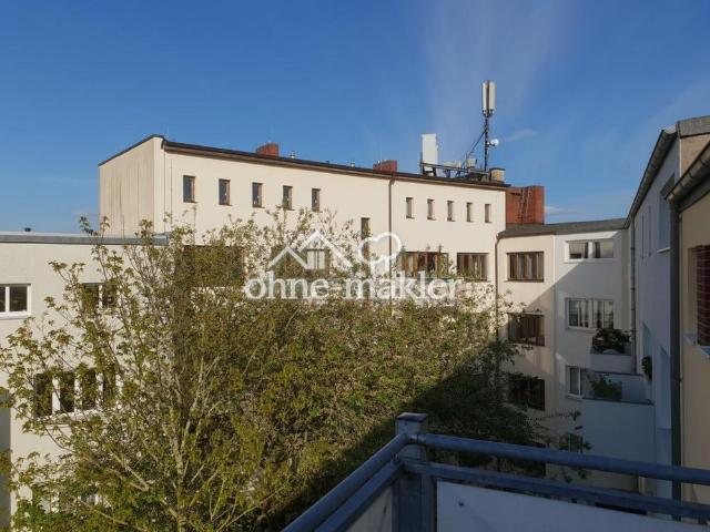 Sonnige 2 Zimmer Dachgeschosswohnung ohne schräge Wände mit Balkon in Rostock