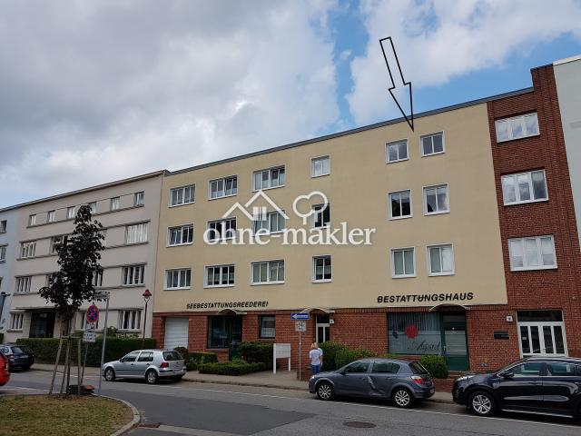 Sonnige 2 Zimmer Dachgeschosswohnung ohne schräge Wände mit Balkon in Rostock