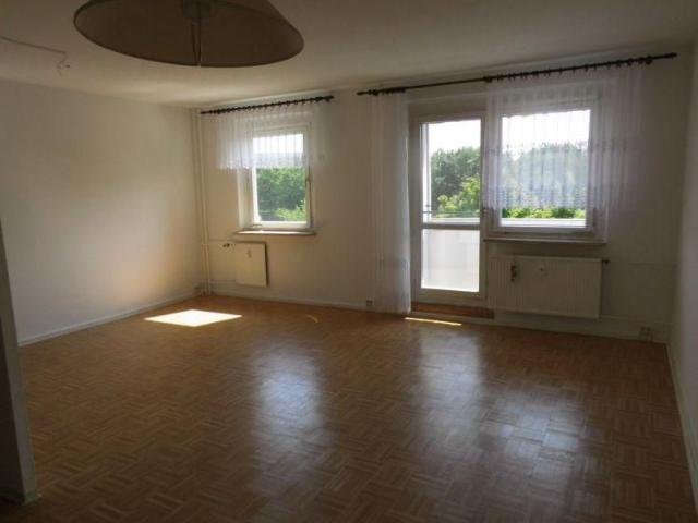 Sonnige 2 Zimmer Wohnung mit Balkon und Einbauküche zu vermieten!