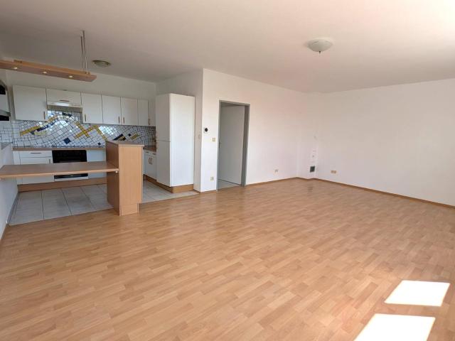 SONNIGE 2 ZIMMER WOHNUNG mit Parkplatz vor der Türe