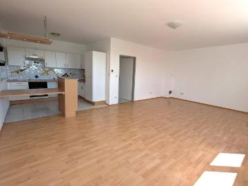 SONNIGE 2 ZIMMER WOHNUNG mit Parkplatz vor der Türe
