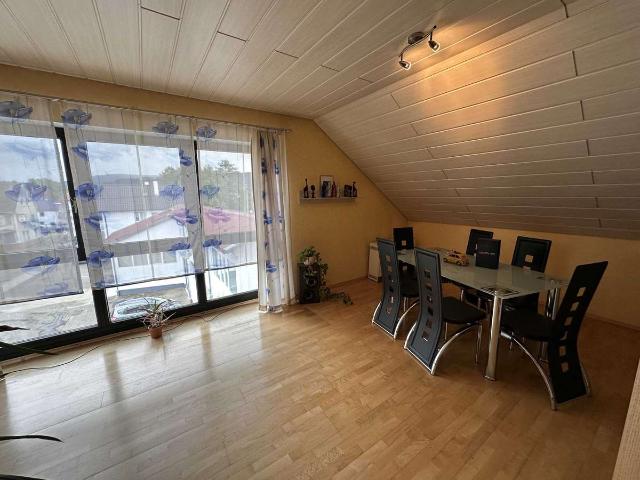Sonnige 3 Zimmer Dachgeschosswohnung mit Balkon & Renditepotenzial