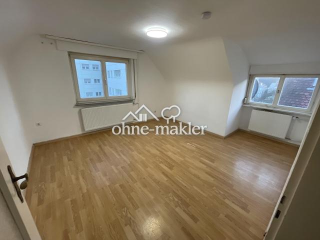 Sonnige 3 Zimmer DG Whg.m.Stellplatz und Einbauküche in Stammheim ruhige Straße