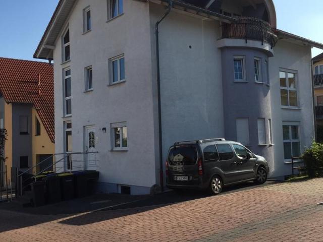 Sonnige 3 Zimmer DG Wohnung m. EBK+Außenstellplatz, 2 Balkone