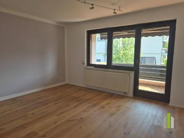 Sonnige 3 Zimmer Wohnung mit Balkon und Garage!
