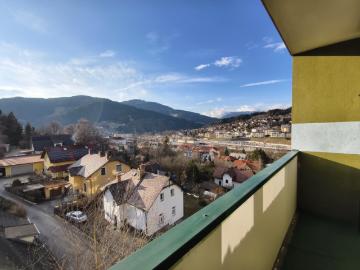 Sonnige 3 Zimmer Wohnung mit Balkon, Fernblick & Carport – Ruheoase im obersten Stock