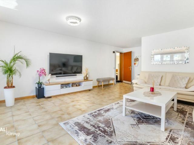 Sonnige 4.5 Zimmer Wohnung mit zwei Garagen an ruhiger Lage in Steg