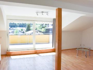 Sonnige 4 Zi Dachgeschosswohnung mit Terrasse und Balkon!